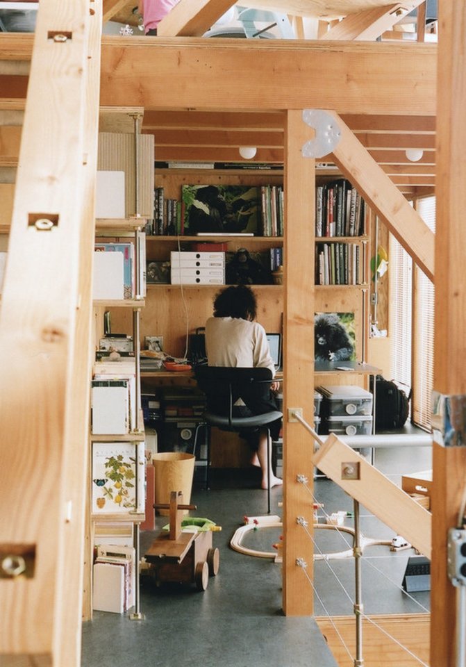 Architektų biuras „Suzuko Yamada Architects“ 138 kv. m ploto namą, pavadintą „Daita 2019“, Tokijuje, Japonijoje apstatė plieninių vamzdžių ir platformų karkasu, kurį, anot architektų, galima modifikuoti atsižvelgiant į kasdienio gyvenimo poreikius.<br>Yurika Kono / archdaily.com nuotr.