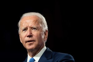 J. Bidenas sako telefonu pasikalbėjęs su policijos pašautu juodaodžiu J. Blake'u