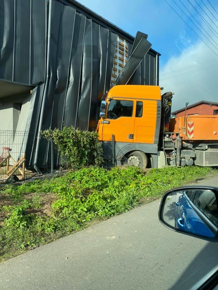  Kaune, A.Strazdo gatvėje susidūrus BMW ir MAN, sunkvežimis rėžėsi į namo sieną. <br> Feisbuko (Kur stovi policija Kaune) nuotr.