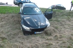 Pasieniečiai sulaikė vogtą BMW vairavusį kaunietį: įvažiavęs į griovį, vyras spruko