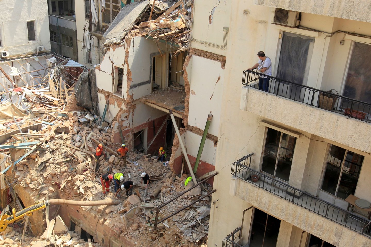  Libane gelbėtojų komandos penktadienį vėl dirbo prieš mėnesį įvykusio didžiulio sprogimo vietoje Beirute ir vieno namo griuvėsiuose, kur buvo užfiksuotas pulsas, ieškojo galimai gyvo žmogaus.  <br> Reuters/Scanpix nuotr.