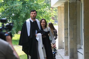 Kšištofas Lavrinovičius negali atsitokėti: jam atrodo, kad po Lapės kauke dainuoja žmona