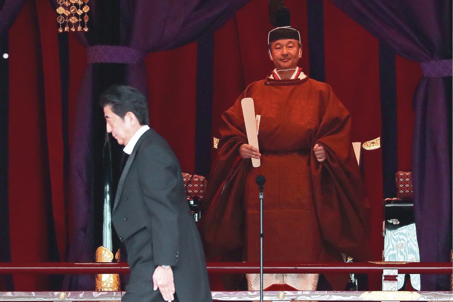 Sh.Abe priminė imperatoriaus ceremonimeistrą, o Naruhito nutolo nuo tautos. Ryškiausias jo pasirodymas buvo susitikimas su JAV prezidentu D.Trumpu. Jo tėvas Akihito pats aktyviai bendravo su japonais.<br>„Reuters“/„Scanpix“ nuotr.