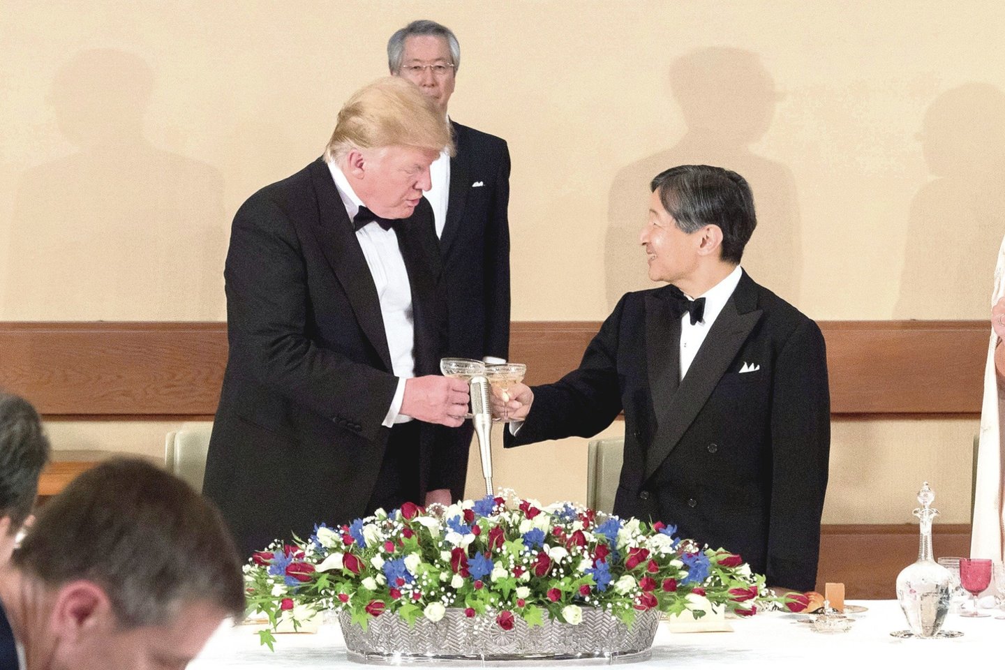 Sh.Abe priminė imperatoriaus ceremonimeistrą, o Naruhito nutolo nuo tautos. Ryškiausias jo pasirodymas buvo susitikimas su JAV prezidentu D.Trumpu. Jo tėvas Akihito pats aktyviai bendravo su japonais.<br>Reuters/Scanpix nuotr.