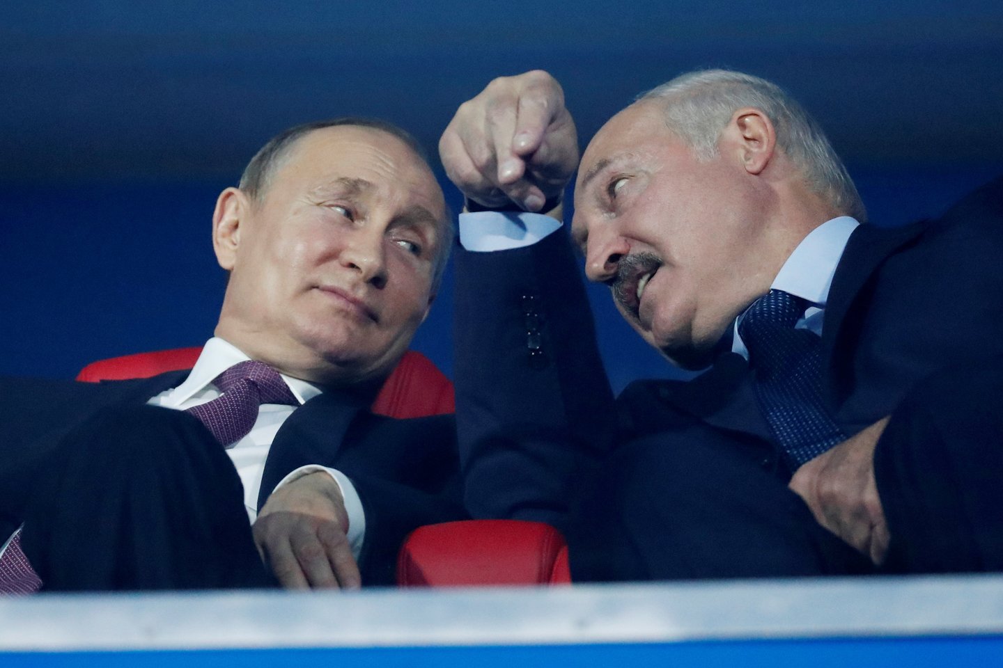 A.Lukašenka grasindamas nevengia priminti, kad kalbasi su V.Putinu dėl pagalbos.