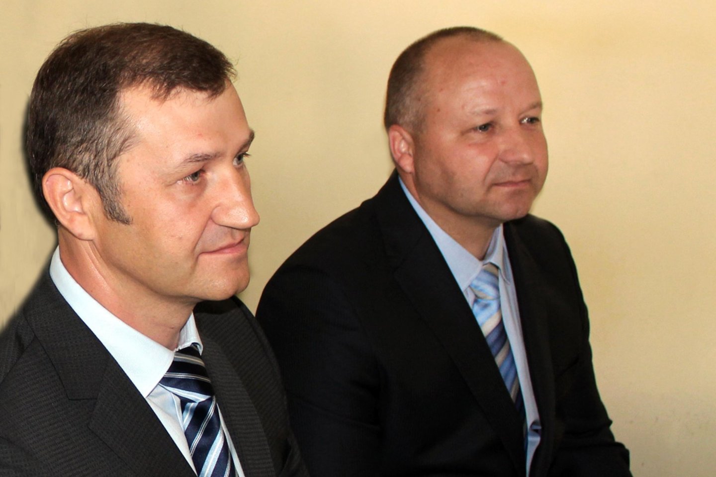 „Naftos grupės“ vadovai Artūras (kairėje) ir Antanas Urbučiai teisiami antrą kartą.<br> G.Pilaičio nuotr.
