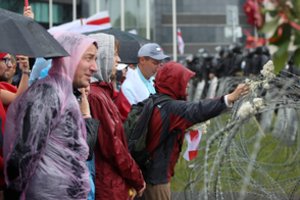 Minske – netikėtas posūkis: žmones išvaikė lietus ir kaukėti vyrai, suiimta mažiausiai 100 protestuotojų
