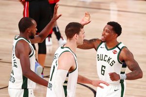 Be G. Antetokounmpo likusi „Bucks“ nuo katastrofos išsigelbėjo per pratęsimą