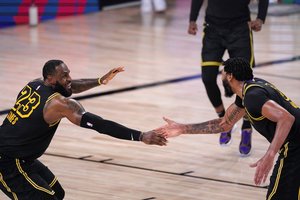 L. Jameso ir A. Daviso duetas atstatė lygybę „Lakers“ serijoje su „Rockets“