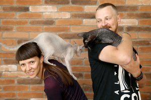 Komiko P. Ambrazevičiaus namuose karaliauja Demonas ir Alba: augintinio gimtadienį prisiminti padeda M. Mikutavičius