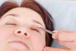 Užkritę akių vokai – ne tik estetinė problema: gali sukelti sveikatos sutrikimų