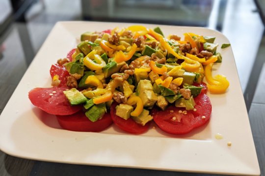 Lengvai ir greitai paruošiamos salotos – tobuli pietūs darbe 