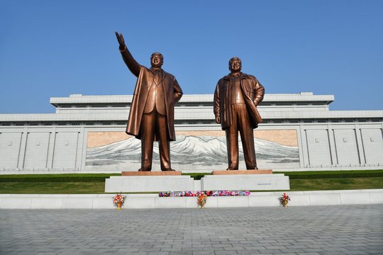 1948 m. Šiaurės Korėjos Aukščiausiasis Liaudies Susirinkimas, išvakarėse priėmęs Stalino aprobuotą konstituciją, oficialiai paskelbė, kad įkuriama Korėjos Liaudies Demokratinė Respublika. Valstybės vadovu tapęs Kim Il-Sungas vėliau visus potencialius konkurentus iš valdžios pašalino. Šalyje švenčiama nacionalinė šventė – Respublikos įkūrimo diena.<br>123rf nuotr.