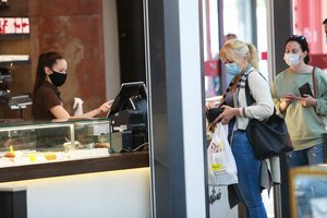 Finansų ekspertai įspėja: laukia įtemptas ruduo, pradėkite taupyti tuoj pat