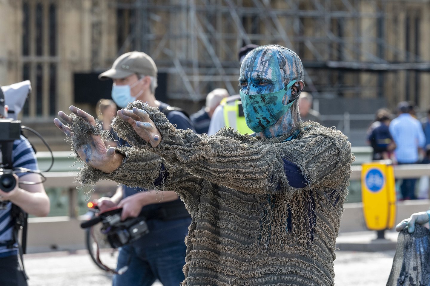 Britų policija pateikė kaltinimus 51 asmeniui po aplinkosaugos judėjimo „Extinction Rebellion“ (XR) protesto šalia vienos spaustuvės, dėl kurio buvo vėluojama pristatyti kelis nacionalinius dienraščius.