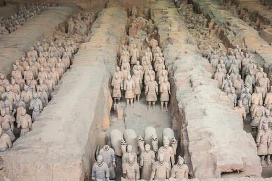210 m. prieš Kristų gimė centralizuotos kinų valstybės įkūrėjas, pirmasis imperatorius Džao Džengas, kitaip Ši Huangdi (apie 50 m.). Jo laikais pradėta statyti Didžioji kinų siena. Šaansi provincijoje išliko požeminė Džao Džengo kapavietė, kurioje buvo rasta apie 7000 terakotinių karių ir žirgų figūrų.<br>123rf