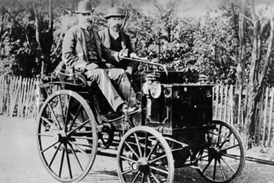 1896 m. patvirtintos pirmosios automobilių judėjimo susisiekimo keliais taisyklės. Tą vasarą Lietuvoje buvo įregistruotas ir pirmasis automobilis – Rusijos susisiekimo ministerijos žinybai priklausantis „Panhard et Levassor“ markės 4 vietų lengvasis automobilis.<br>wikipedia