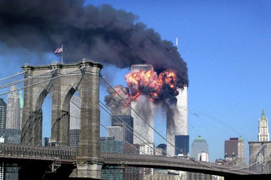 2001 m. devyniolika islamo teroristų savižudžių, susijusių su radikalia organizacija „al-Qaeda“, užgrobė 4 keleivinius lėktuvus, skrendančius iš Bostono, Vašingtono ir Niujorko. Du iš jų nukreipė į Pasaulio prekybos centro Niujorke dangoraižius – šie netrukus po smūgių griuvo nuniokodami ir greta buvusius pastatus.<br>Reuters/Scanpix nuotr.