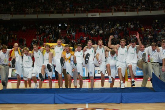 2003 m. Lietuvos vyrų krepšinio rinktinė tapo Europos čempione, finale Stokholme nugalėjusi Ispanijos komandą.<br>M.Kulbio nuotr.