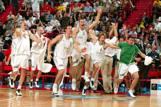 2003 m. Lietuvos vyrų krepšinio rinktinė tapo Europos čempione, finale Stokholme nugalėjusi Ispanijos komandą.<br>M.Kulbio nuotr.