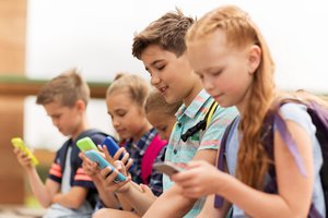 Parengtos praktinės gairės dėl interneto ir išmaniųjų įrenginių naudojimo mokyklose ir šeimose