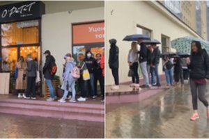 Po milicijos išpuolio – įkvepiantis baltarusių solidarumas: prie suniokotos kavinės nusidriekė eilės