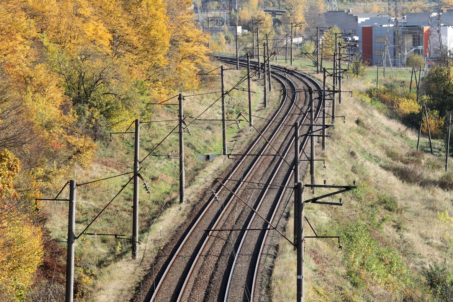 Iš Vilniaus į Kauną vaikinas nutarė keliauti per geležinkelio bėgius.<br>M.Patašiaus nuotr.