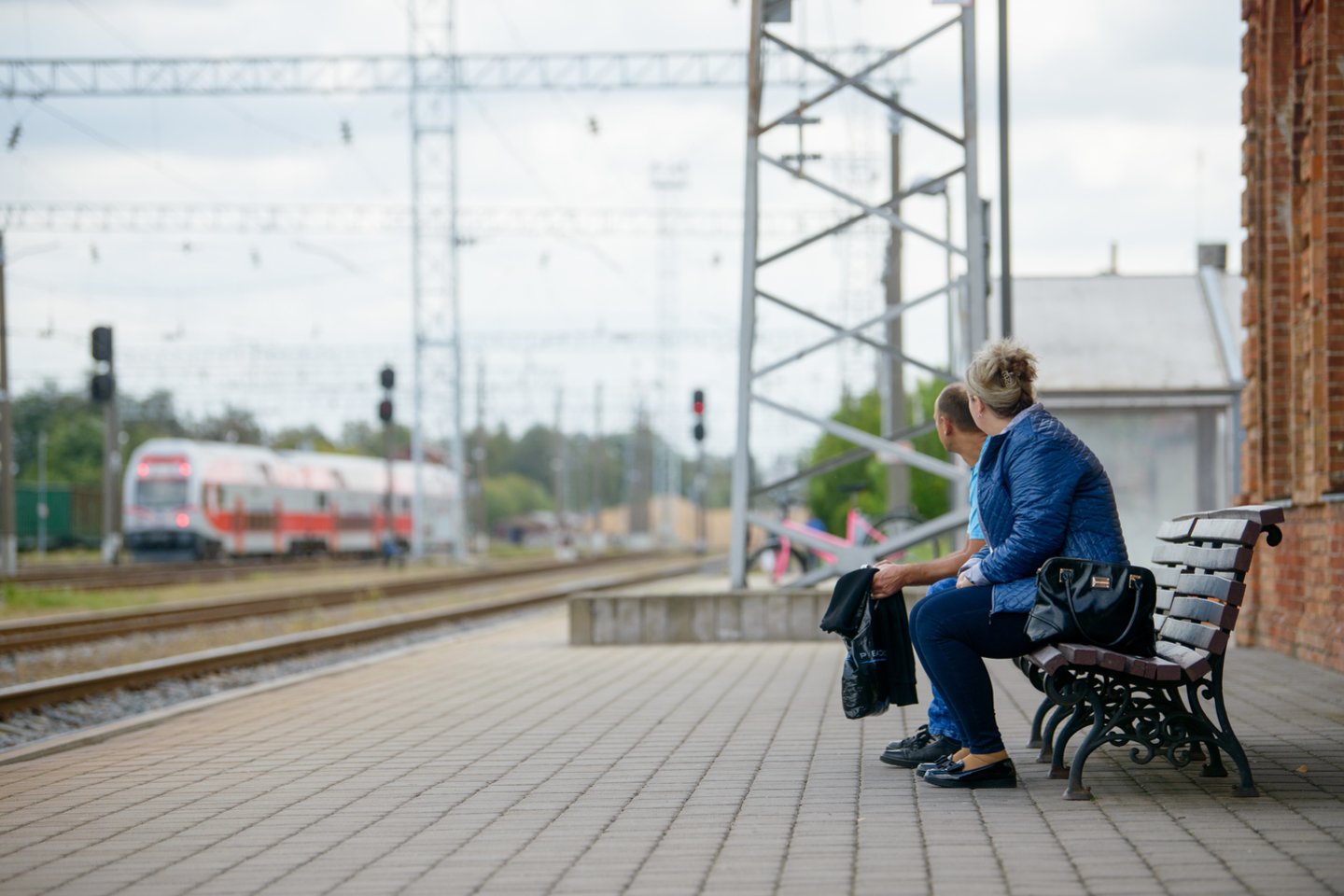 Iš Vilniaus į Kauną vaikinas nutarė keliauti per geležinkelio bėgius.<br>J.Stacevičiaus nuotr.