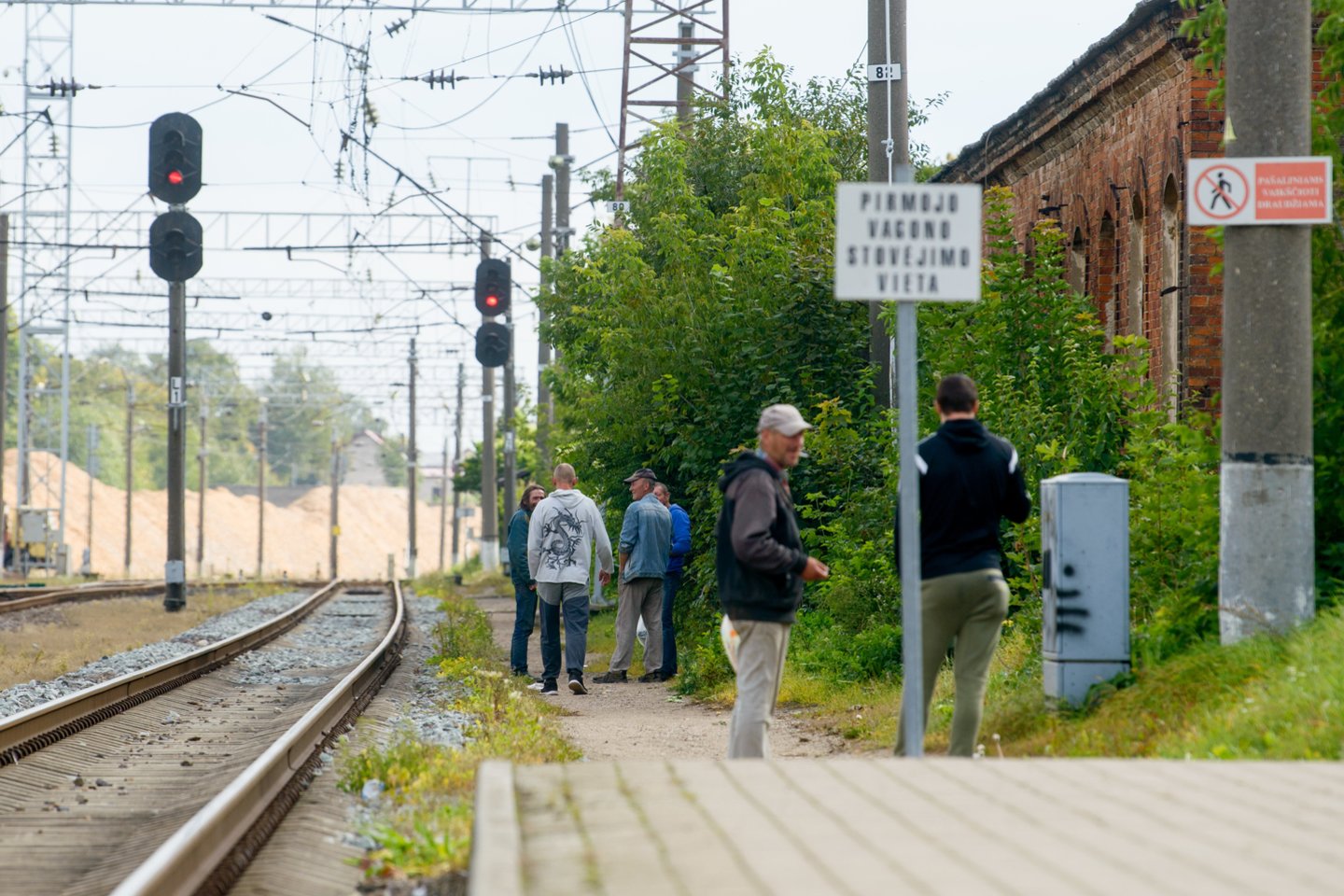 Iš Vilniaus į Kauną vaikinas nutarė keliauti per geležinkelio bėgius.<br>J.Stacevičiaus nuotr.