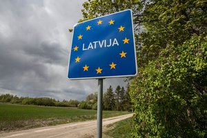 Latvių premjeras skeptiškai vertina pasiūlymą švelninti ribojimus keliaujantiems