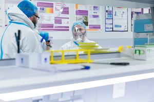 Tarp naujausių koronaviruso atvejų – užsikrėtimai odontologijos kabinete ir asmeninės šventės padariniai