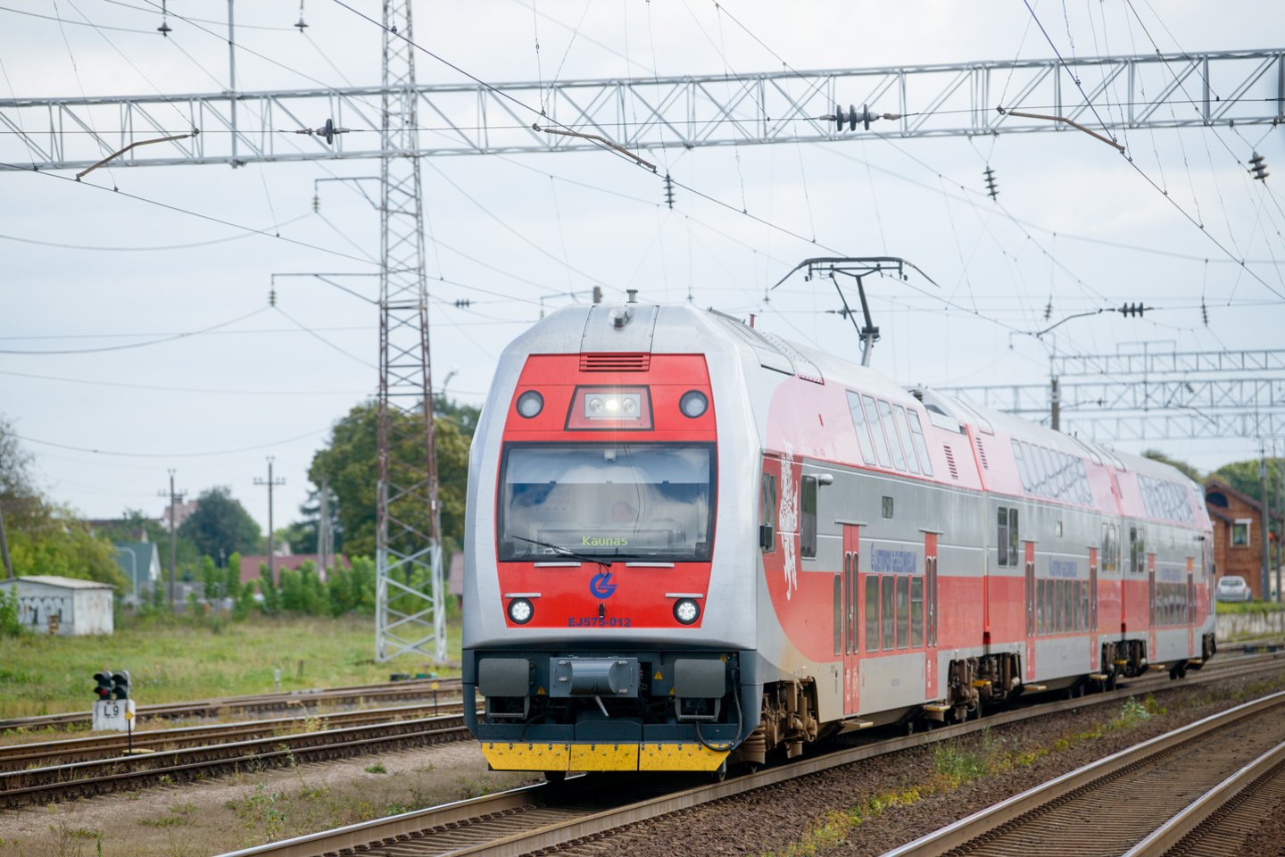 Iš Vilniaus į Kauną vaikinas nutarė keliauti per geležinkelio bėgius.<br>J.Stacevičiaus nuotr.