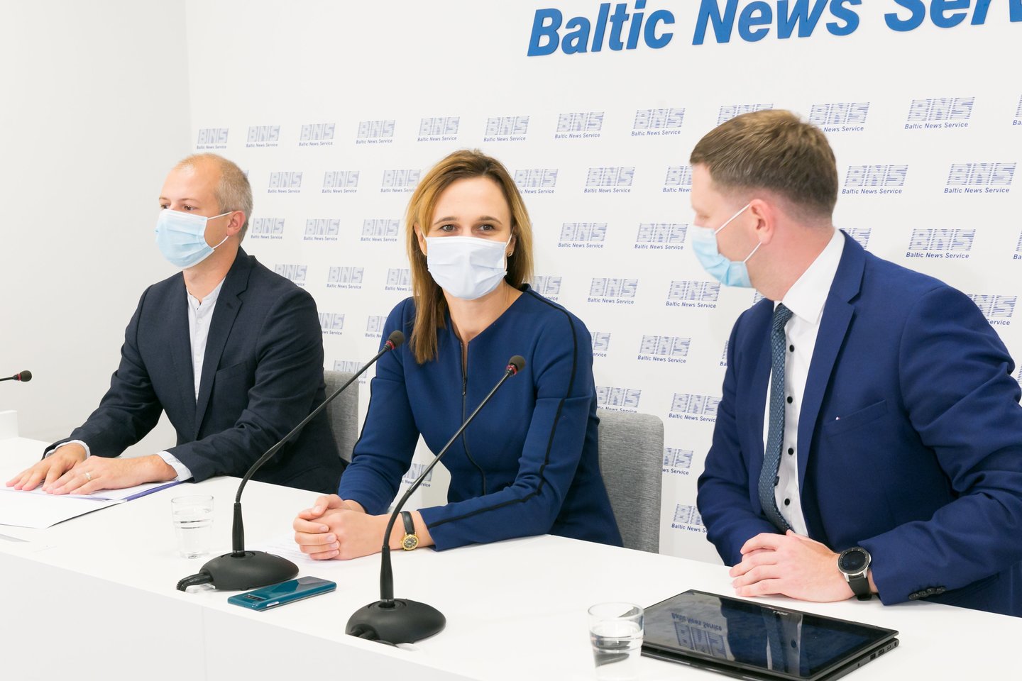 Politinių partijų programų pristatyme dalyvavę liberalų sąjūdžio atstovai Viktorija Čmilytė-Nielsen, Simonas Kairys ir Simonas Gentvilas paskelbė ir partijos šūkį.<br>T.Bauro nuotr.