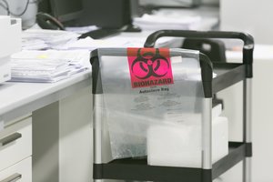 „AstraZeneca“ sustabdė vakcinos nuo koronaviruso bandymus: sunegalavo savanoris