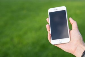 Trys telefoniniai sukčiai stos prieš teismą