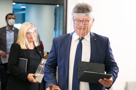 Į rinkimus žengiantys žalieji – apie griežtesnes baudas kankinantiems gyvūnus ir ne tokią žalią valstiečių politiką