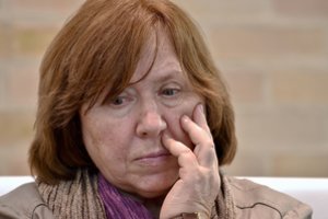 Nežinomi asmenys bando patekti į Nobelio premijos laureatės S. Aleksijevič butą