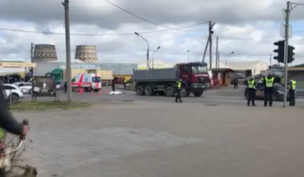 Vaizdai iš įvykio vietos: Vilniuje krovininis automobilis pražudė pėsčiąją