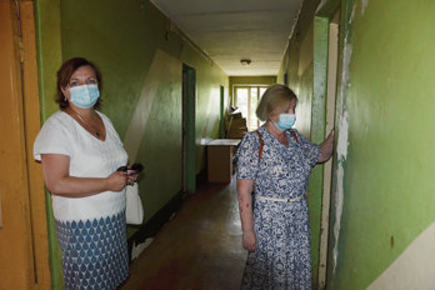 Kretingos rajono savivaldybės administracijos direktorė Jolanta Girdvainė (kairėje) ir Socialinės paramos skyriaus vedėja Danutė Blagnienė beldėsi į ketverias socialinių būstų duris, bet atsidarė tik vienos.<br>„Pajūrio naujienų“ nuotr.