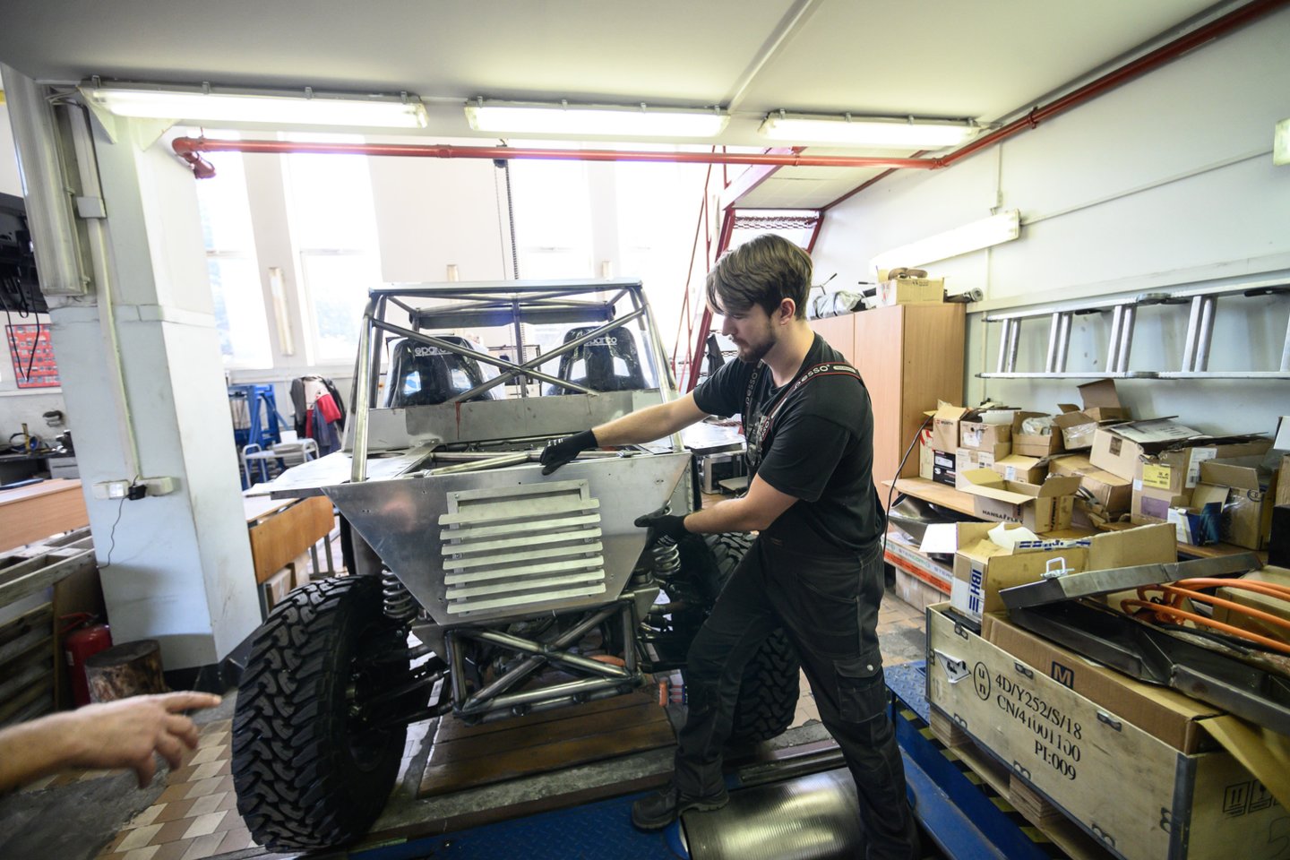 Nusižiūrėjus nuo pėstininkų šarvuočio „Boxer“, „Krampuse“ įrengtos ir grotelės, nukreipiančios įkaitusį orą žemyn.<br> V. Skaraičio nuotr.