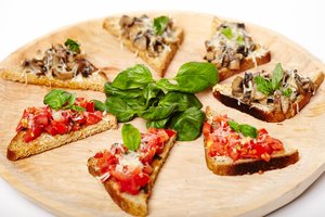 Užkandėlės su grybais ir pomidorais papuoš bet kokių vaišių stalą