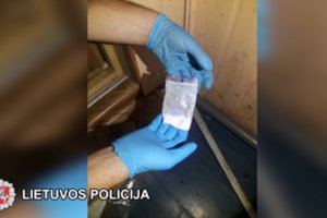 Vilniuje sulaikyti du narkotikų platintojai, iš jų šeimos paimti trys vaikai