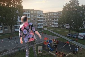 Šilutiškė vaikus iš krepšinio aikštelės veja daužydama stiklainius – net policija bejėgė