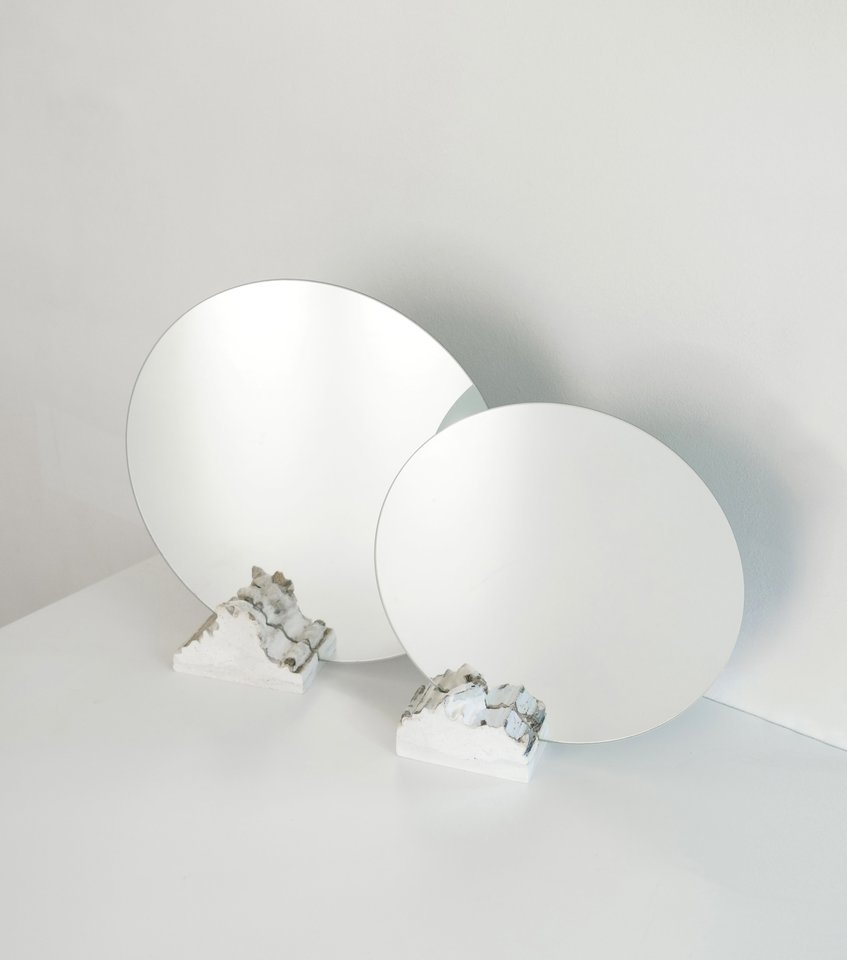 Veidrodyje ir žvakidėse „Raitūzai“ naudojamas gipsas yra gamtos motyvų klasikinio interjero dekoro elementas, kuris kontrastuoja su preciziškai išpjautu veidrodžių ir metalu.<br>Organizatorių nuotr.