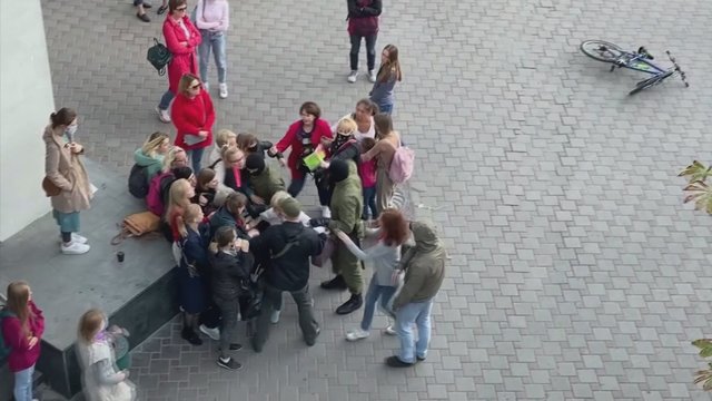 Po M. Kalesnikavos sulaikymo –  moterų protestai gatvėse: kaukėti vyrai išvaikyti bandė jėga