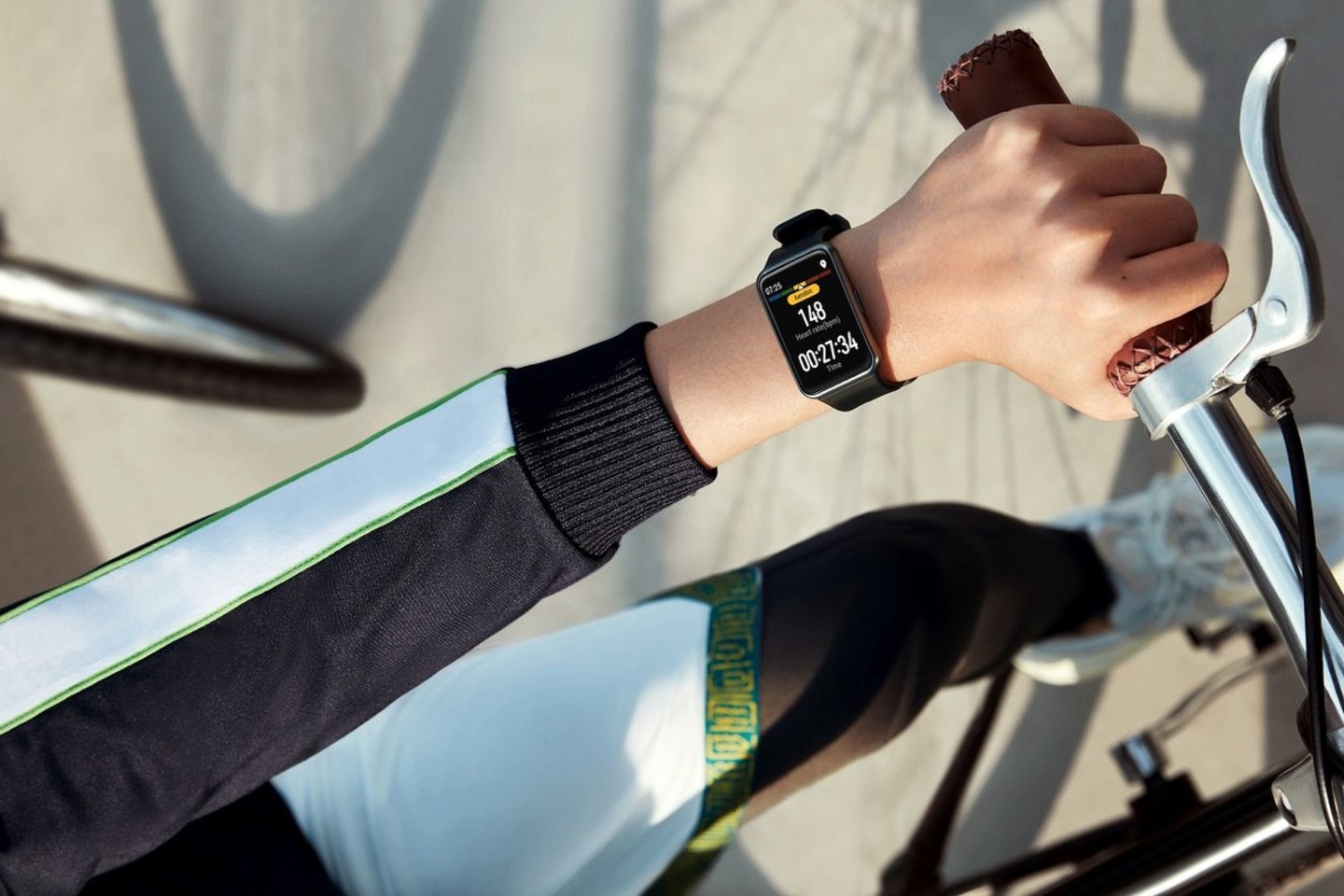  34 gramus sveriantis „Huawei Watch Fit“ svoriu prilygsta aktyvumo apyrankei.<br> „Huawei“ nuotr.