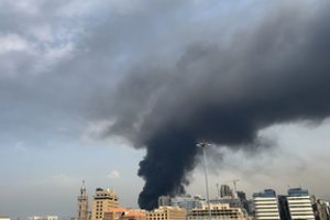 Praėjus kelioms savaitėms po sprogimo, Beiruto uoste kilo didelis gaisras