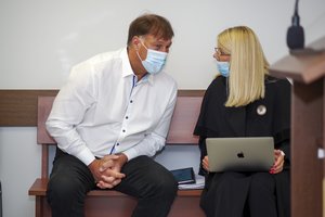 Krepšinio legenda Š. Marčiulionis teismo salėje susitiko su jo milijonus pasisavinusiu veikėju