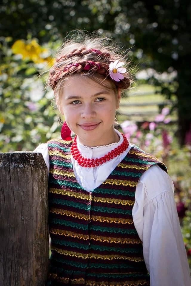  Per renginius mergaitė pasidabina tautiniu kostiumu.<br> Asmeninio archyvo nuotr.