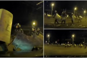 Neeilinis žiaurumas: dešimtys OMON karių apsupo gatve važiuojantį automobilį, išvilko jo vairuotoją ir uždaužė lazdomis